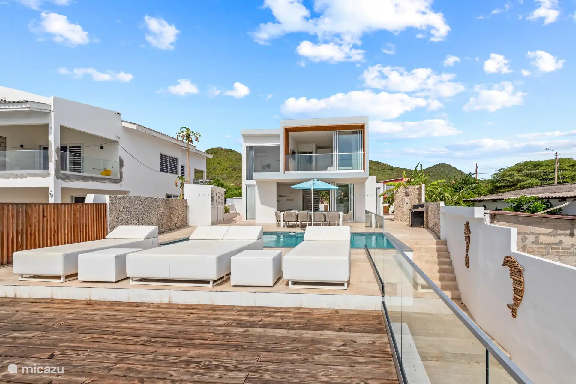 Sonnendeck und rechter Zugang zur Meerestreppe