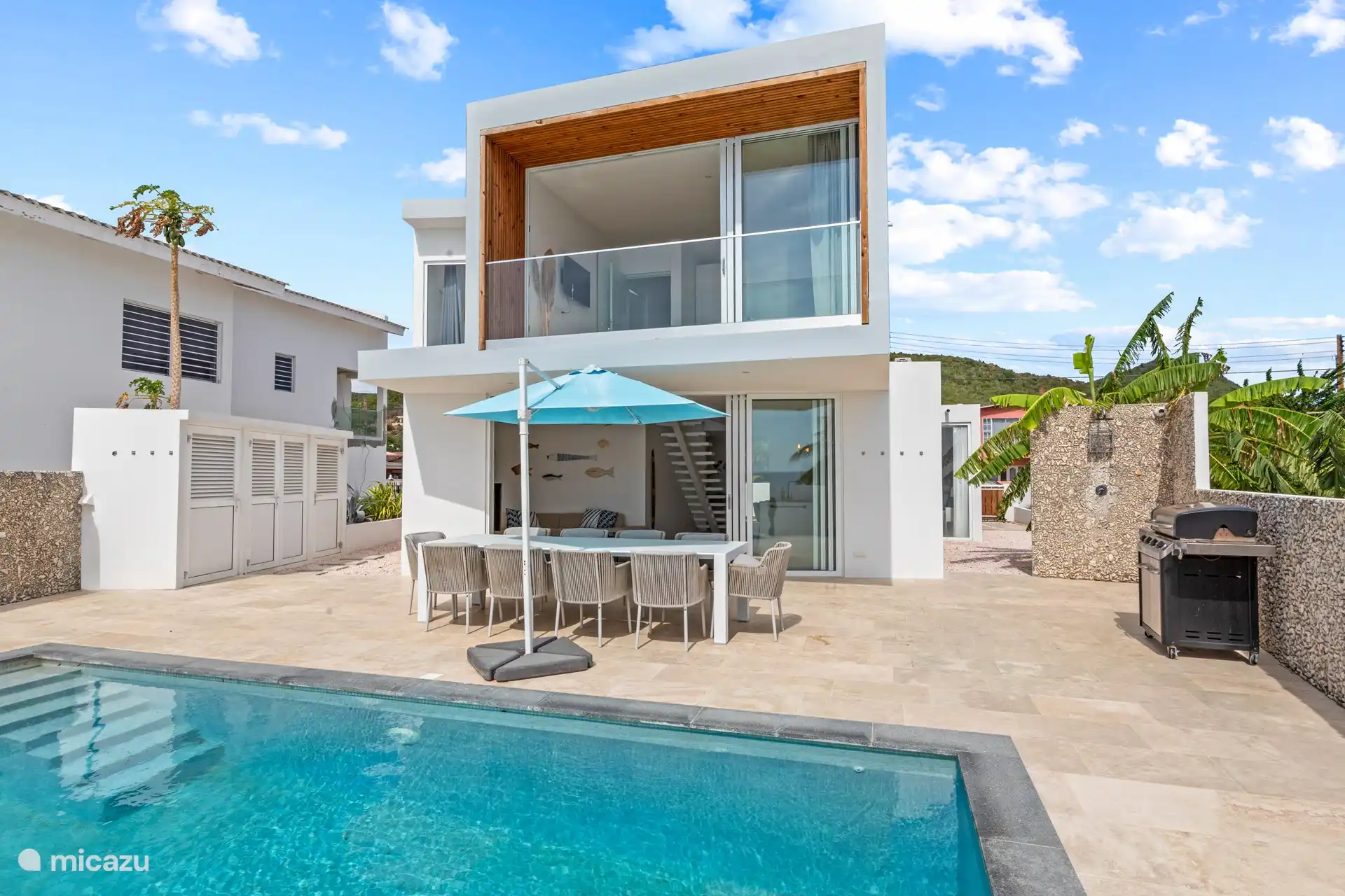 Swimmingpool mit Sonnenterrasse und Essbereich