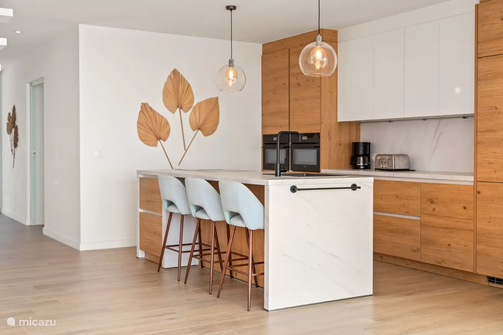 Moderne offene Küche, komplett ausgestattet. 
