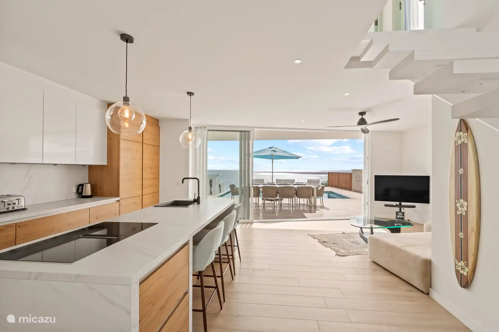 Moderne offene Küche und Wohnzimmer 
