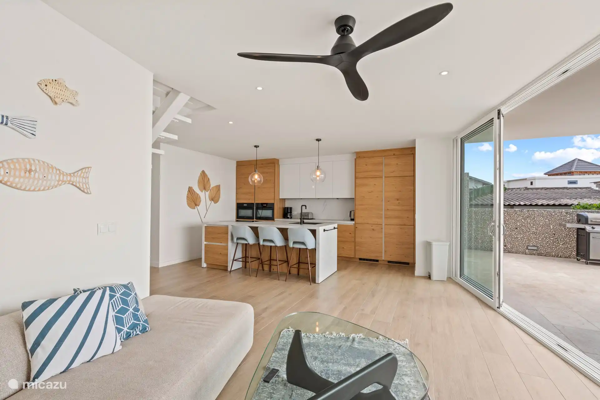 Moderne offene Küche und Wohnzimmer 
