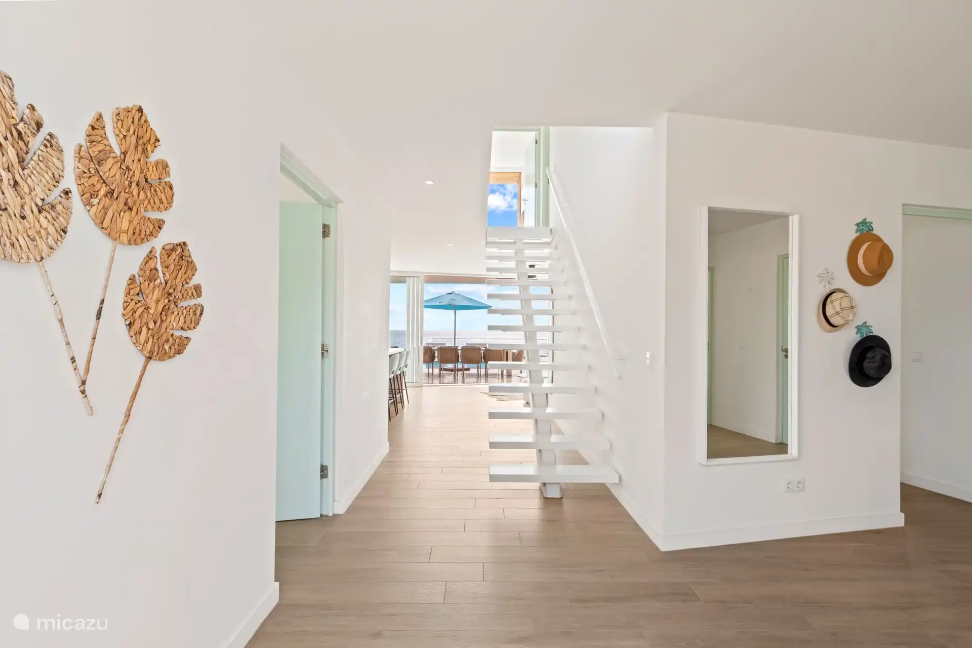 Flur vor der Haustür. Auf der linken Seite befindet sich die Tür zu Schlafzimmer 1 und auf der rechten Seite die Türen zu Schlafzimmer 2 und 3. 