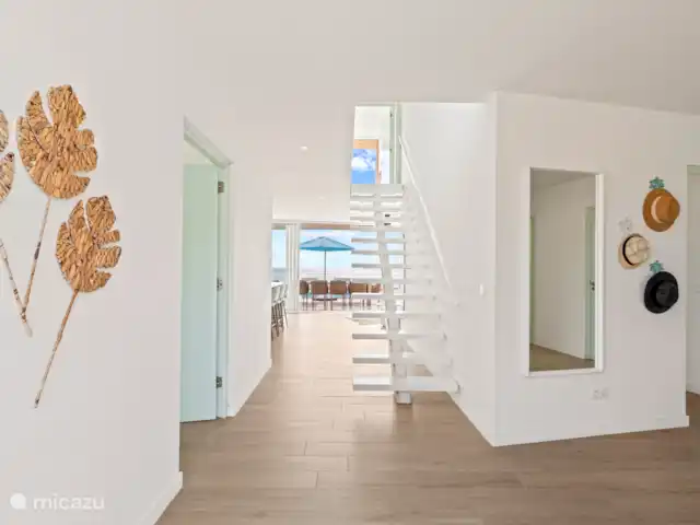 Villa en bord de mer, Lagun, Curaçao | Curaçao, Banda Abou (ouest), Lagun - villa Hall à la porte d’entrée. Sur la porte gauche de la chambre 1 et sur la droite les portes des chambres 2 et 3.