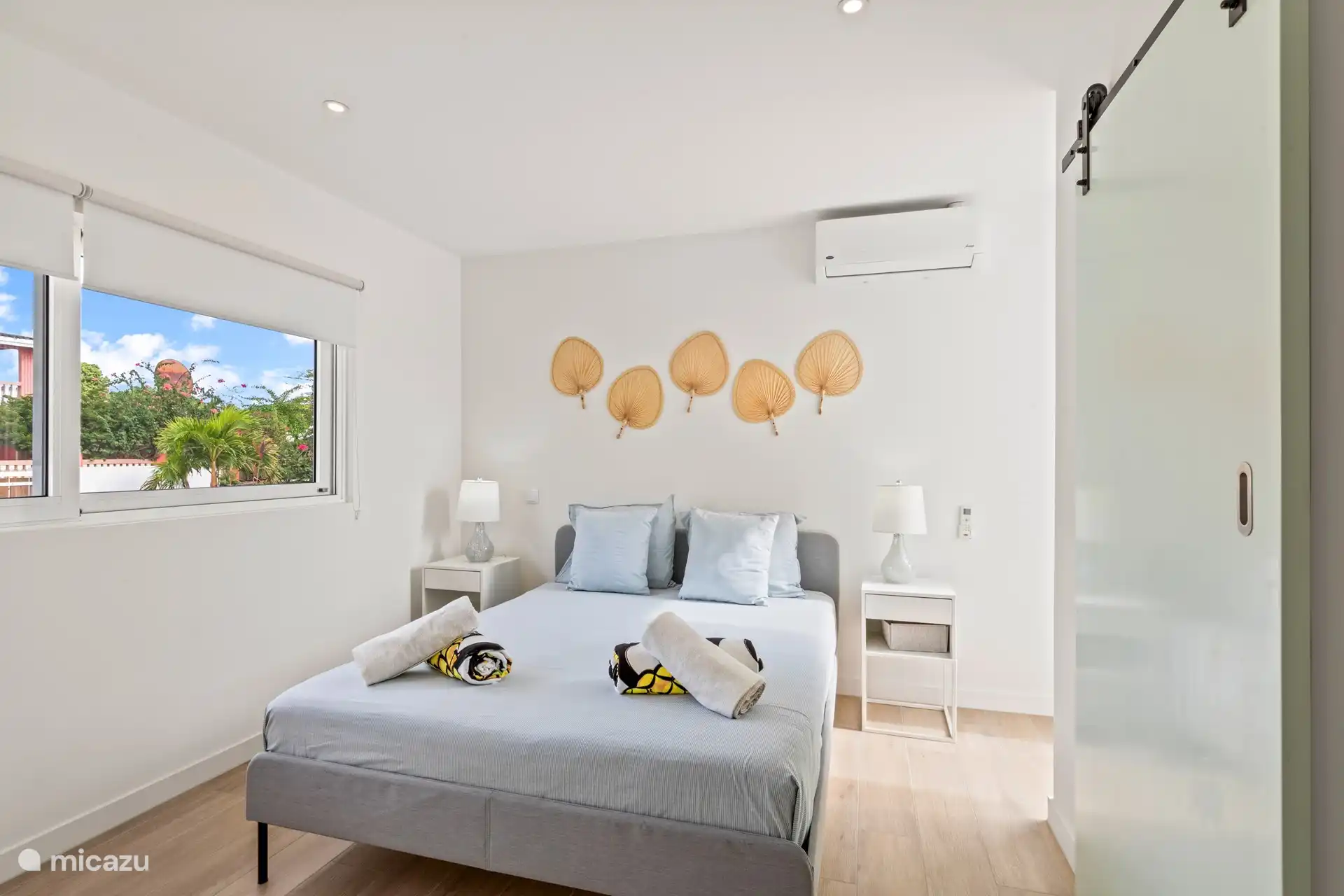 Schlafzimmer 1 mit Klimaanlage, eigenem Bad, Erdgeschoss