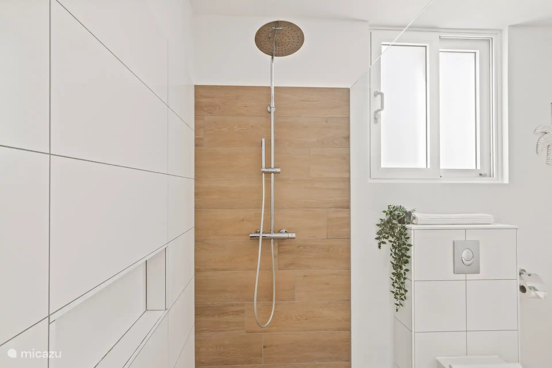 Gemeinschaftsbad 2, Schlafzimmer 2 und 3