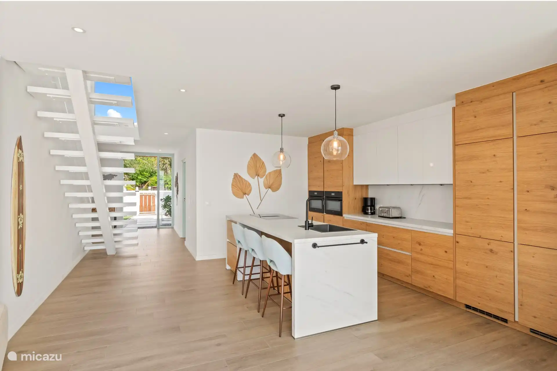 Küche und Treppe in den 1. Stock, wo sich 2 Schlafzimmer befinden. 