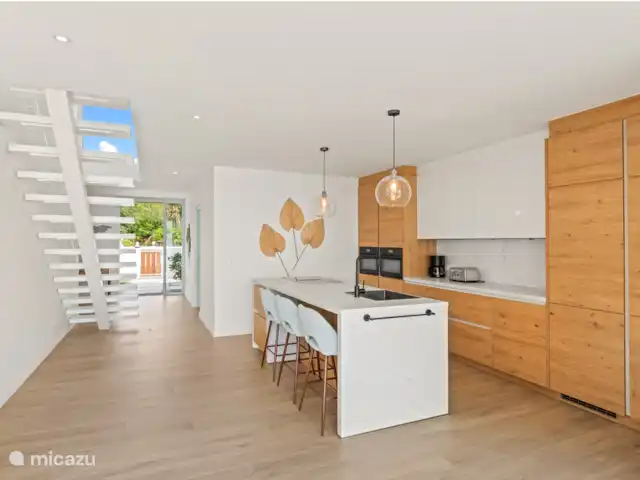 Villa en bord de mer, Lagun, Curaçao | Curaçao, Banda Abou (ouest), Lagun - villa Cuisine et escalier jusqu’au 1er étage où il y a 2 chambres.