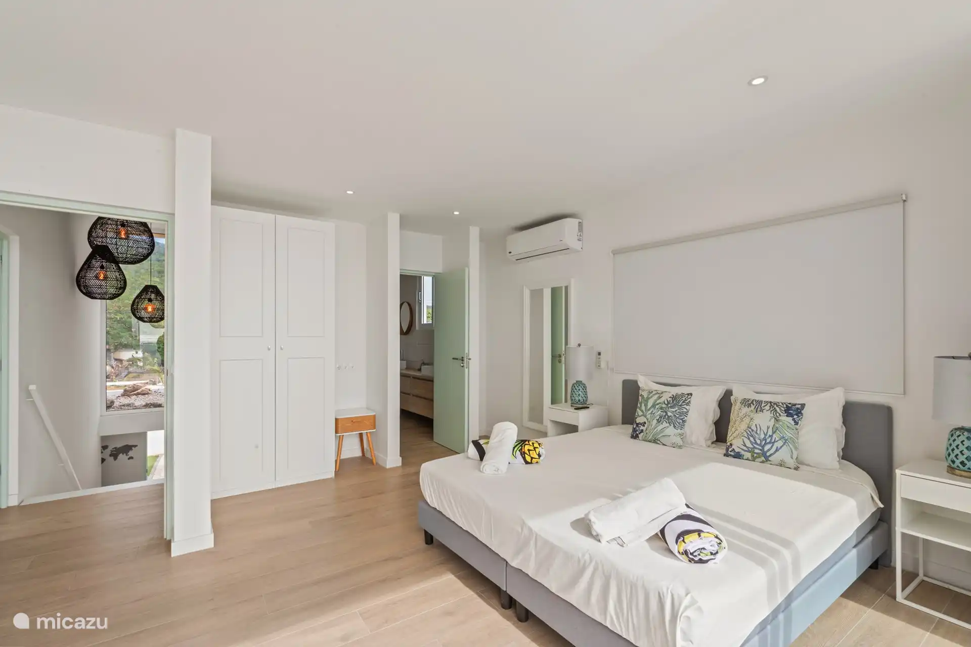 Schlafzimmer 4 mit Klimaanlage, erster Stock