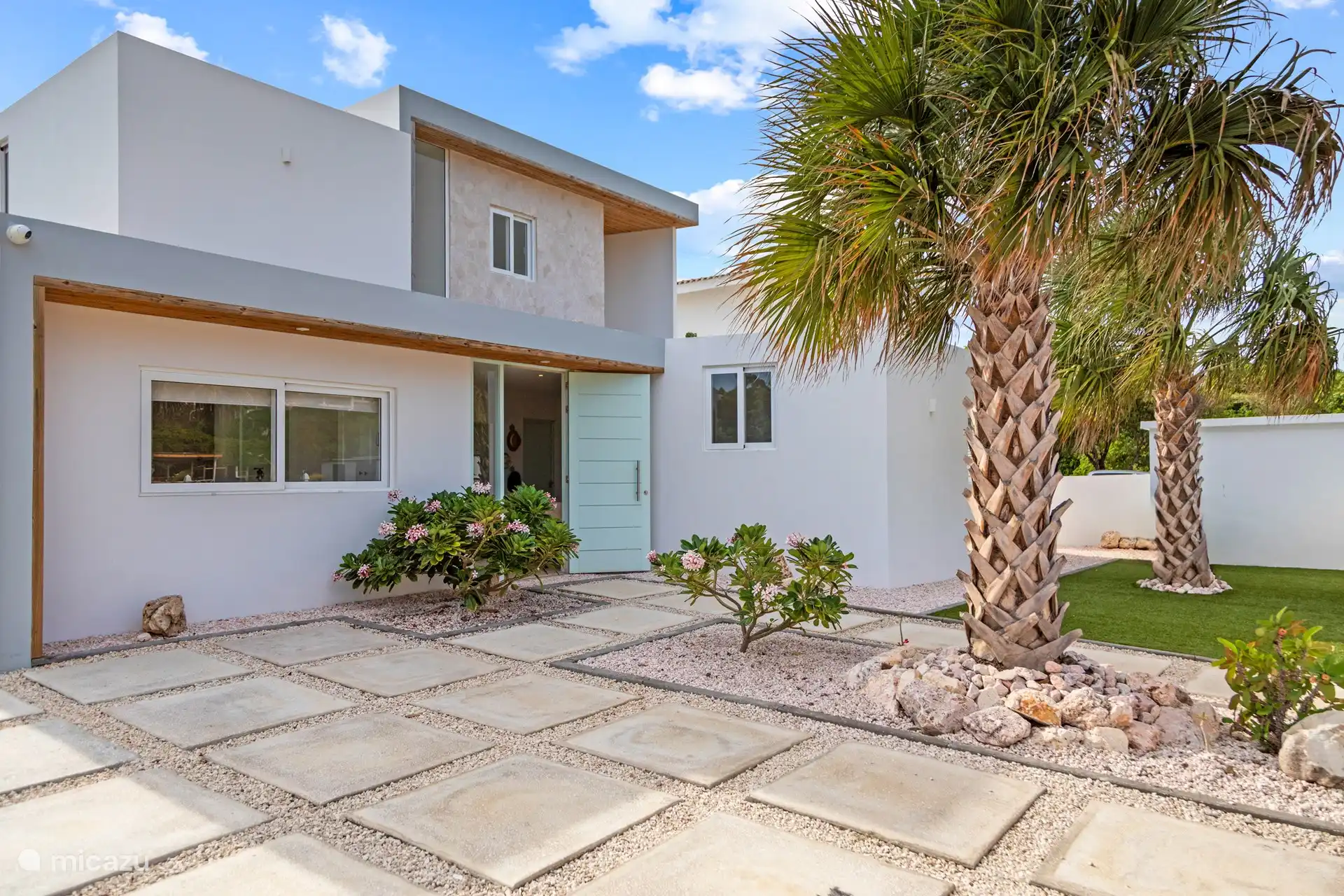 Eingang Villa und Teil des Parkplatzes