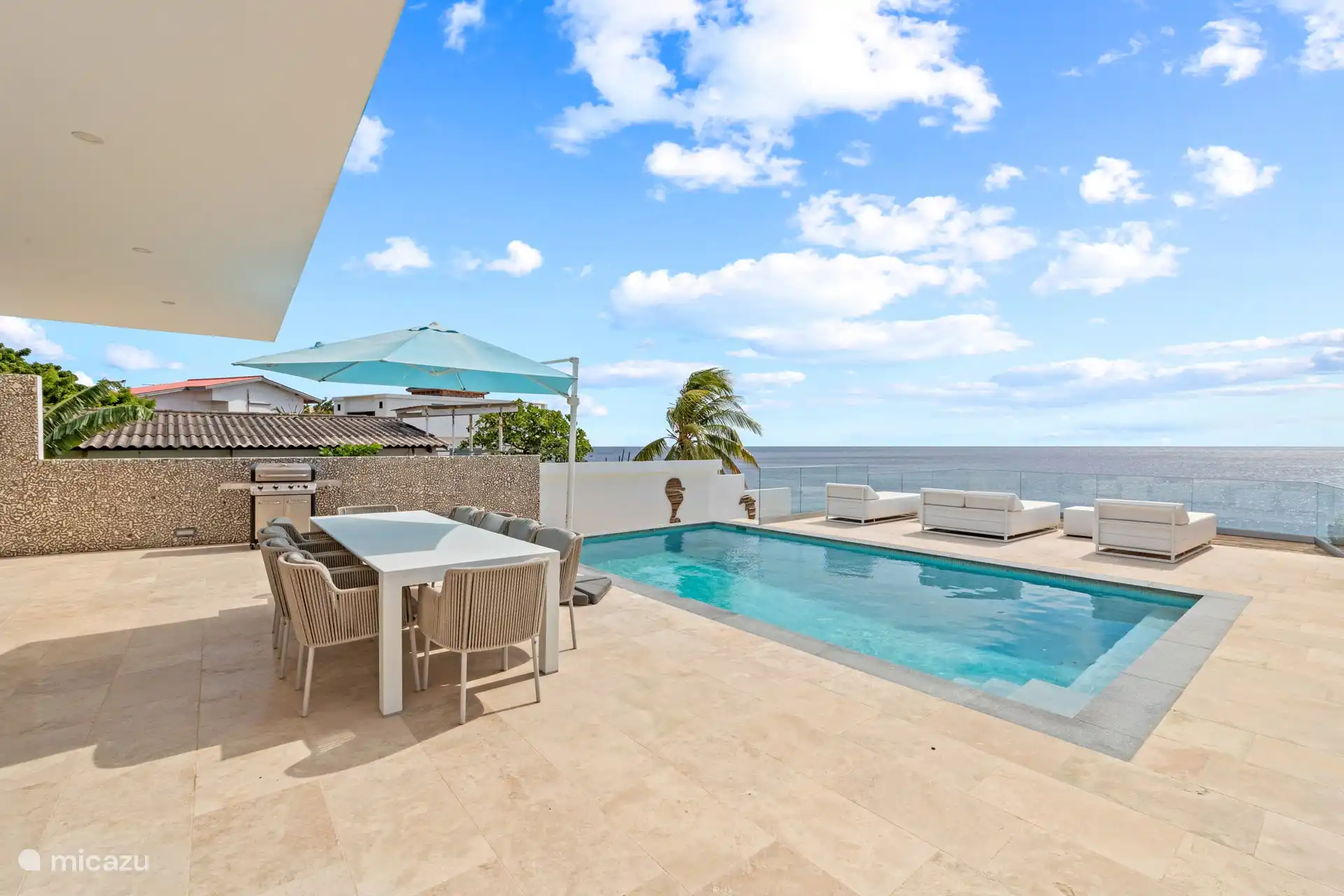 Swimmingpool mit Sonnenterrasse und Essbereich