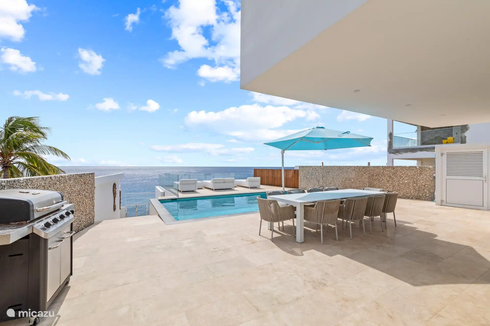 Swimmingpool mit Sonnenterrasse und Essbereich mit Gasgrill