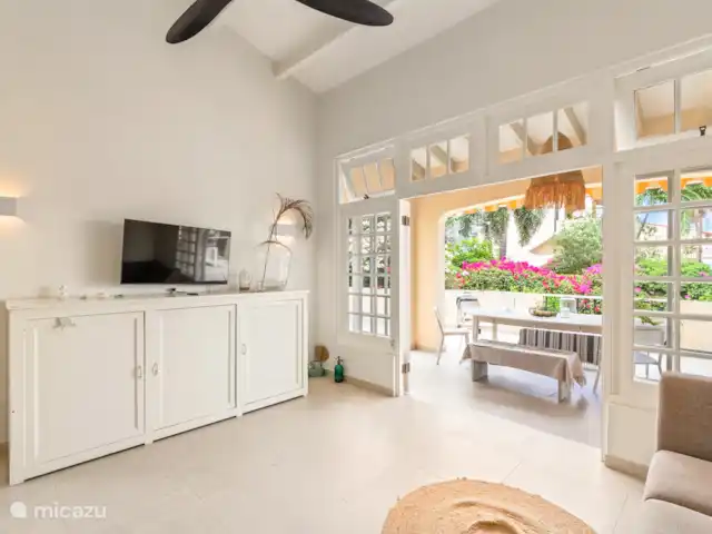 Royal Beach House, Royal Palm resort huren in Curaçao, Curacao-Midden, Piscadera - villa Woonkamer met TV en plafondfan