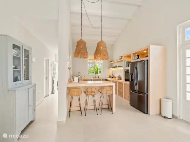 Royal Beach House, Royal Palm resort huren in Curaçao, Curacao-Midden, Piscadera - villa Keuken en de entree van de villa links.