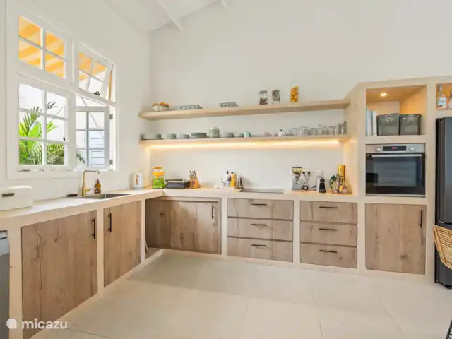 Royal Beach House, Royal Palm resort huren in Curaçao, Curacao-Midden, Piscadera - villa Comfortabele keuken, van alle gemakken voorzien