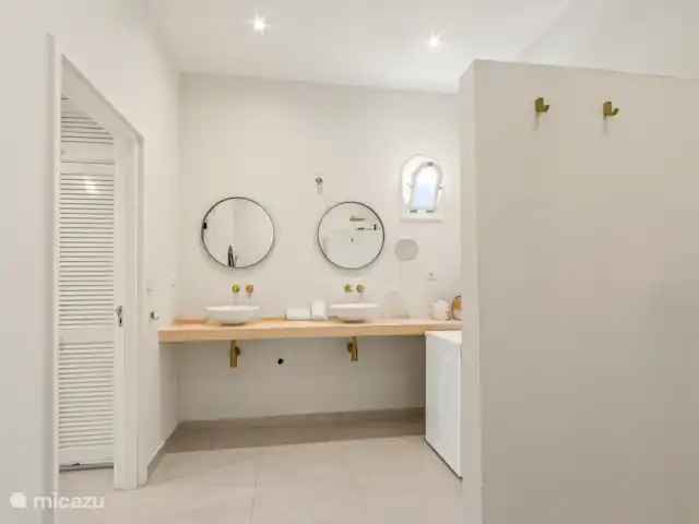 Royal Beach House, Royal Palm resort huren in Curaçao, Curacao-Midden, Piscadera - villa Badkamer 1, bij MBR