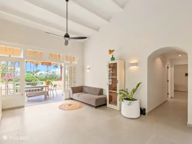 Royal Beach House, Royal Palm resort huren in Curaçao, Curacao-Midden, Piscadera - villa Woonkamer met gang naar de slaapkamers