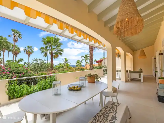 Royal Beach House, Royal Palm resort huren in Curaçao, Curacao-Midden, Piscadera - villa Grote porch met zit- en diner gedeelte