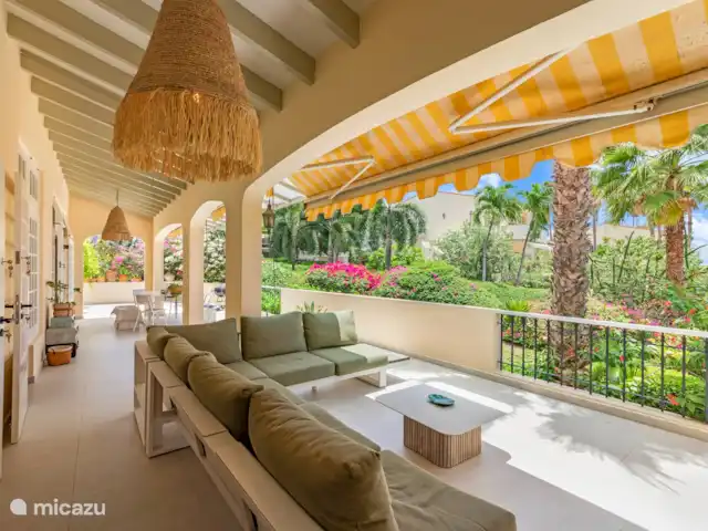 Royal Beach House, Royal Palm resort huren in Curaçao, Curacao-Midden, Piscadera - villa Grote porch met zit- en diner gedeelte