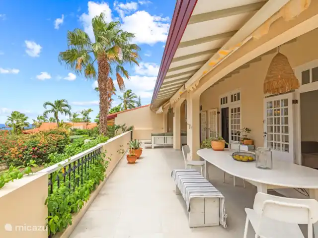 Royal Beach House, Royal Palm resort huren in Curaçao, Curacao-Midden, Piscadera - villa Grote porch met zit- en diner gedeelte