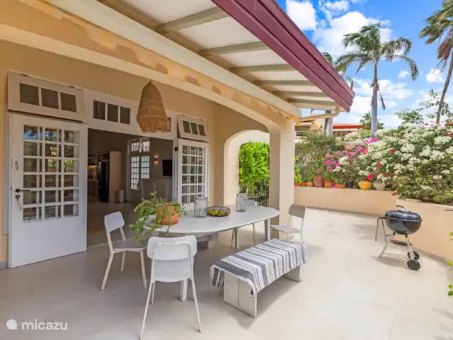 Royal Beach House, Royal Palm resort huren in Curaçao, Curacao-Midden, Piscadera - villa Dinergedeelte in de schaduw met BBQ.