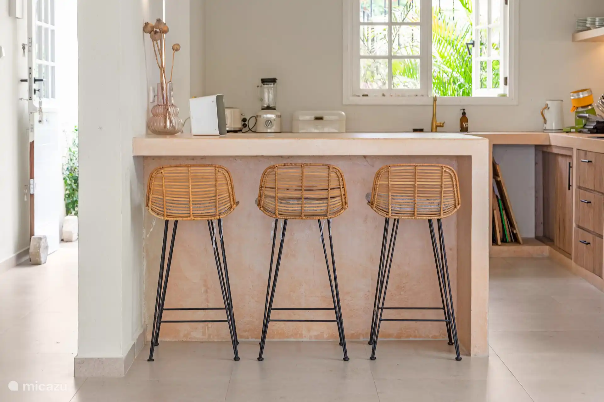 Küche und der Eingang der Villa auf der linken Seite. 