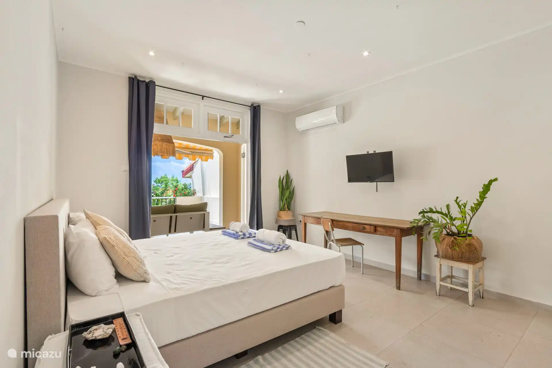 Hauptschlafzimmer mit Klimaanlage und Schreibtisch.