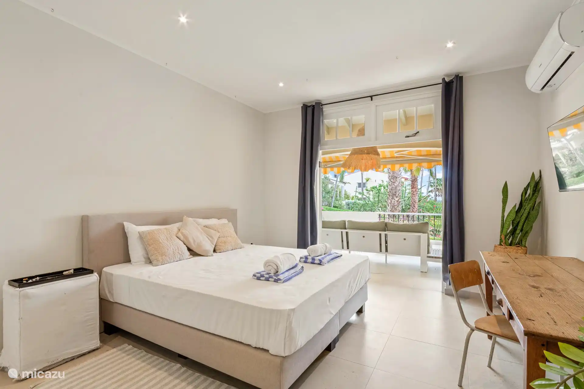 Hauptschlafzimmer mit Klimaanlage und Schreibtisch.