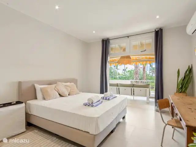 Royal Beach House, Royal Palm resort huren in Curaçao, Curacao-Midden, Piscadera - villa Master bedroom, met a/c en buro.