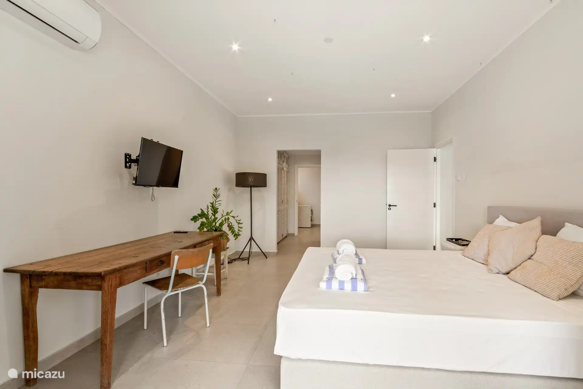 Hauptschlafzimmer mit Klimaanlage und Schreibtisch.