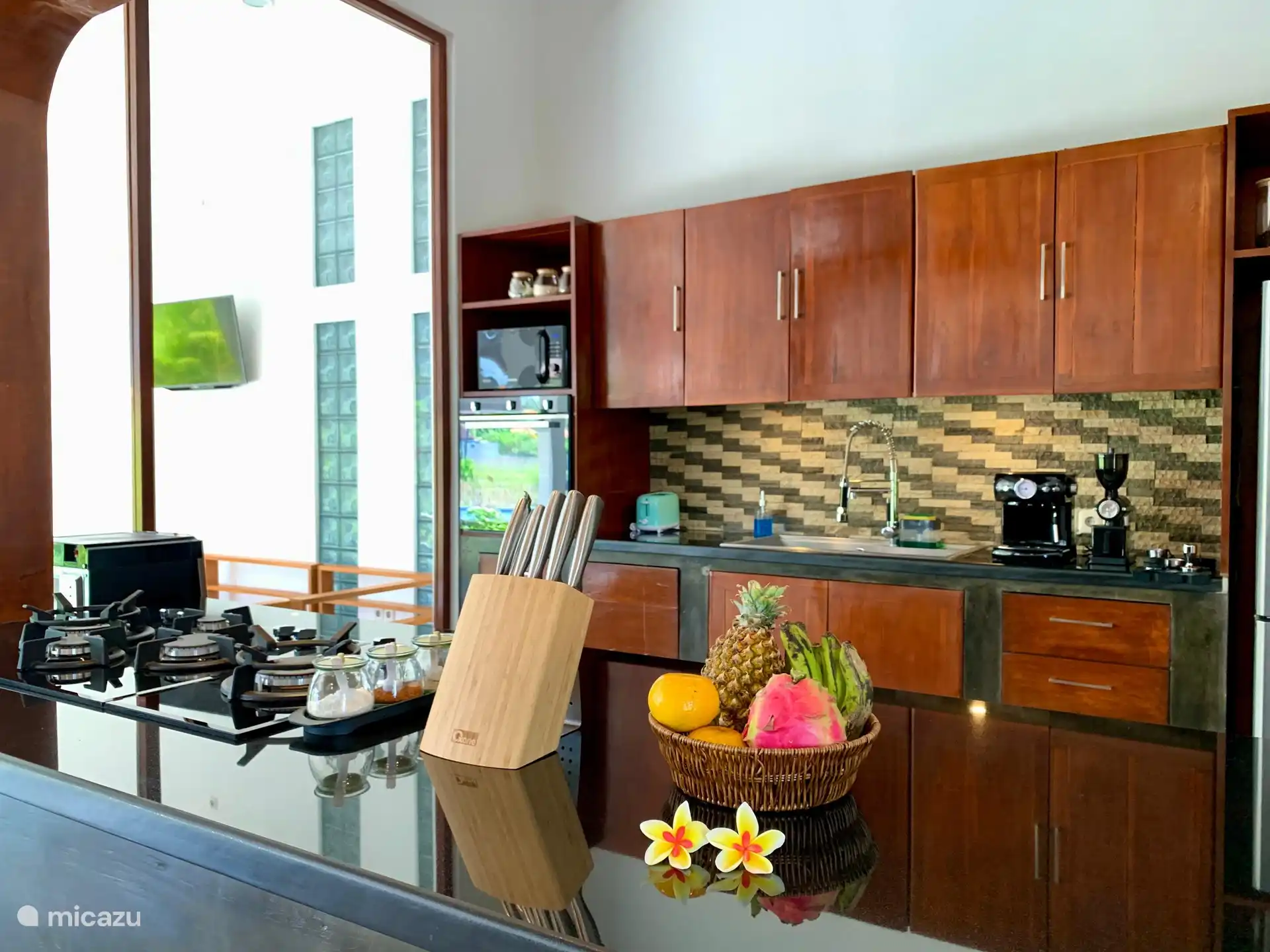 The fully equipped kitchen