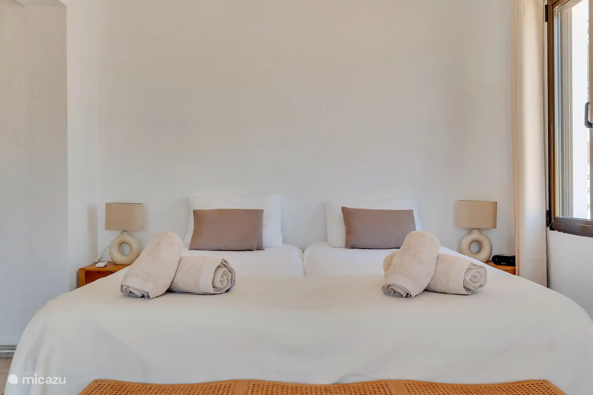 La chambre principale au rez-de-chaussée