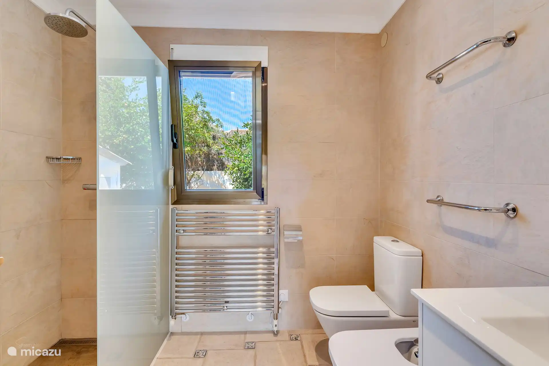 La salle de bain au rez-de-chaussée