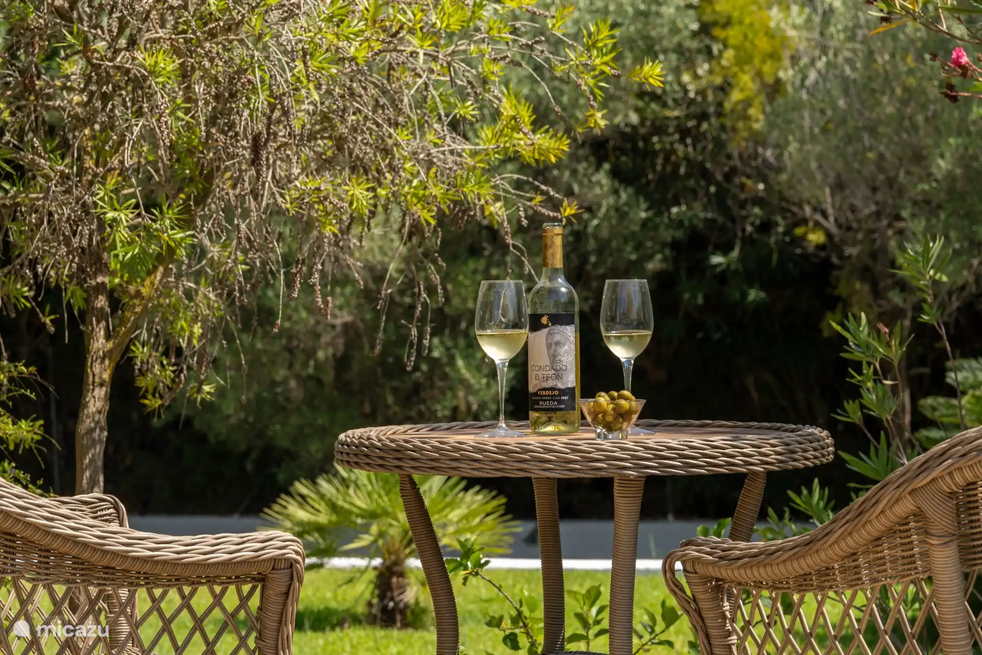 S’asseoir dans le jardin