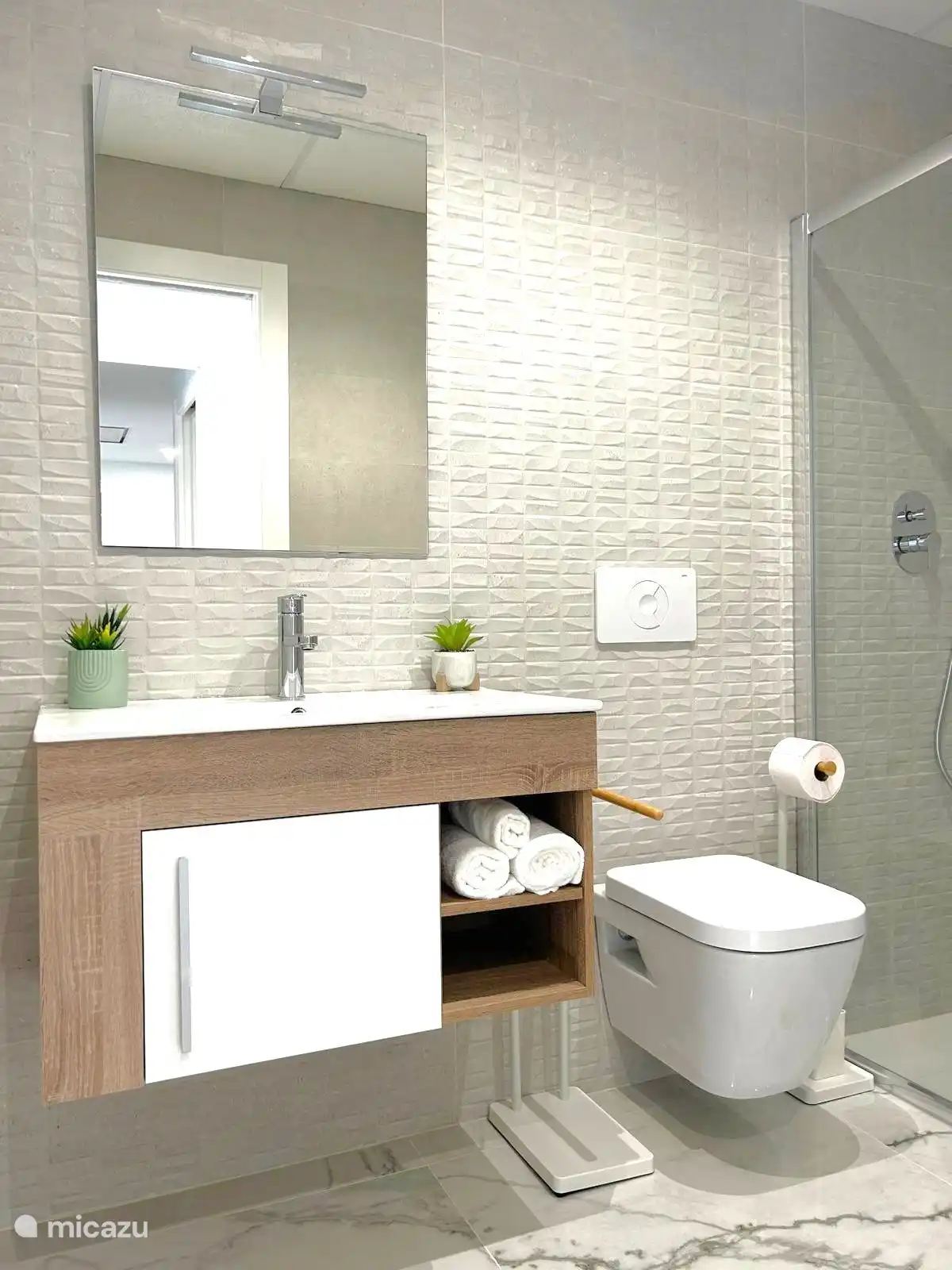 Voll ausgestattetes Badezimmer 