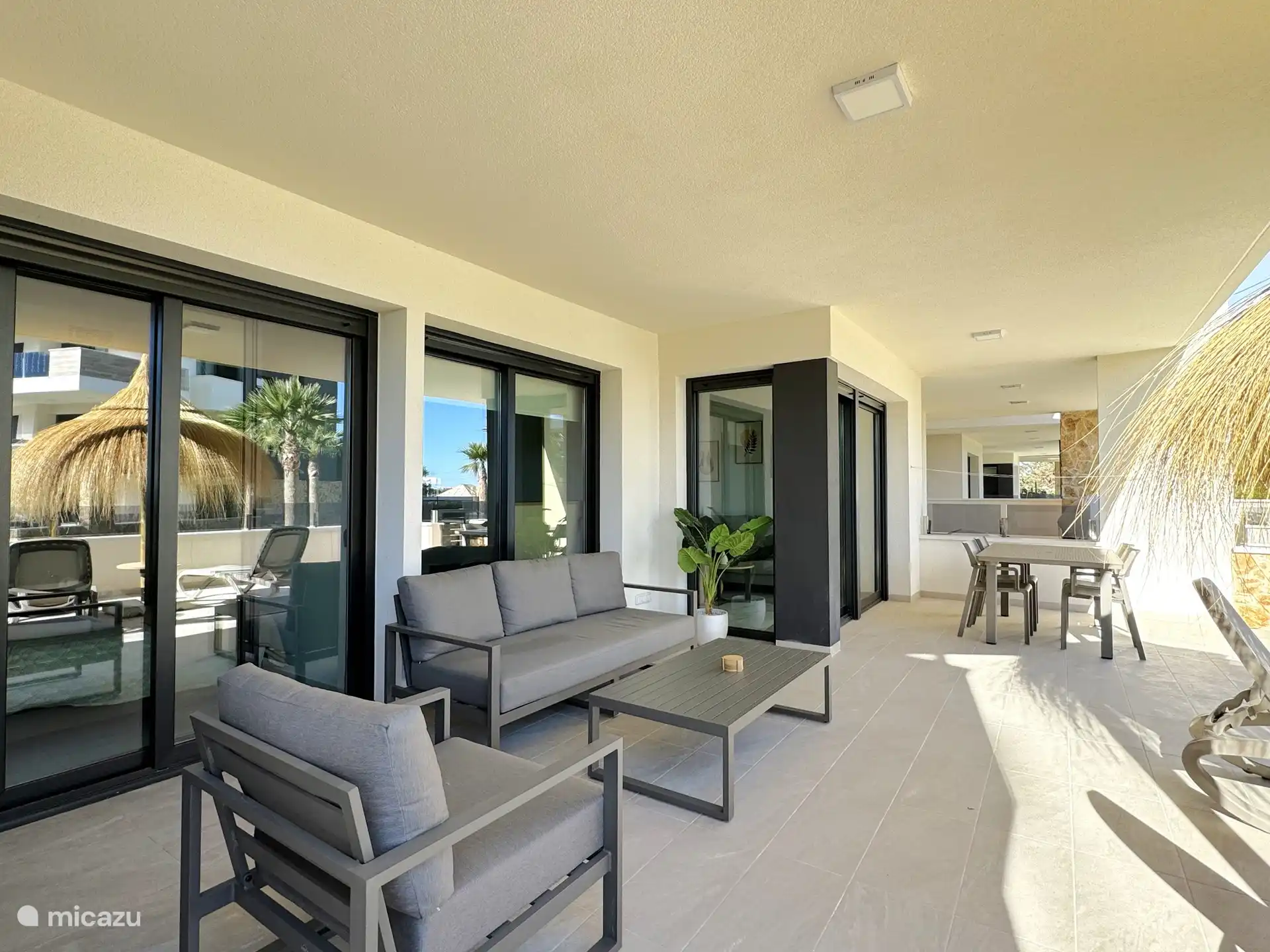 Terrasse mit komfortabler Loungegarnitur