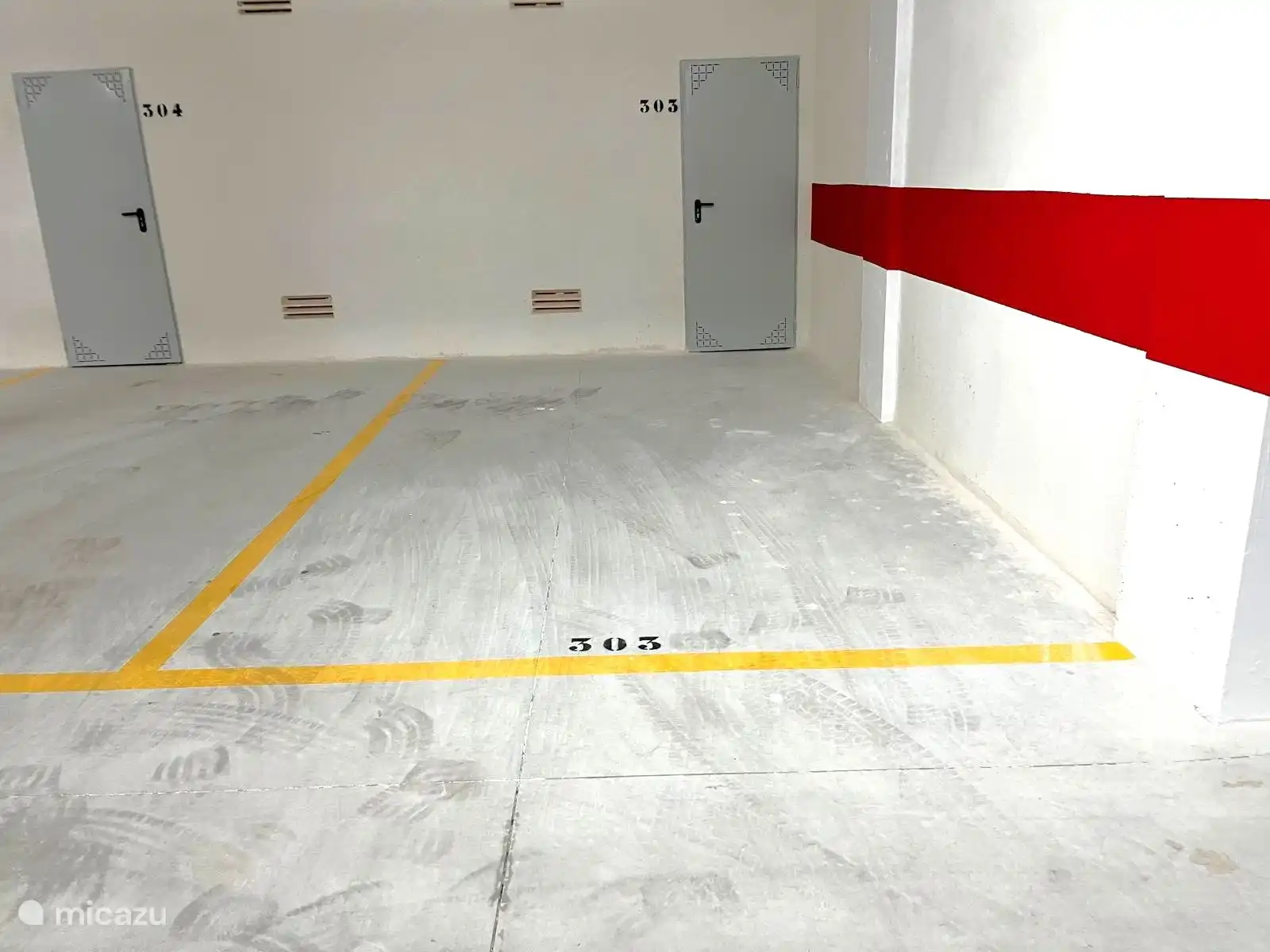 Kostenloser überdachter, geschlossener Parkplatz direkt unter der Wohnung