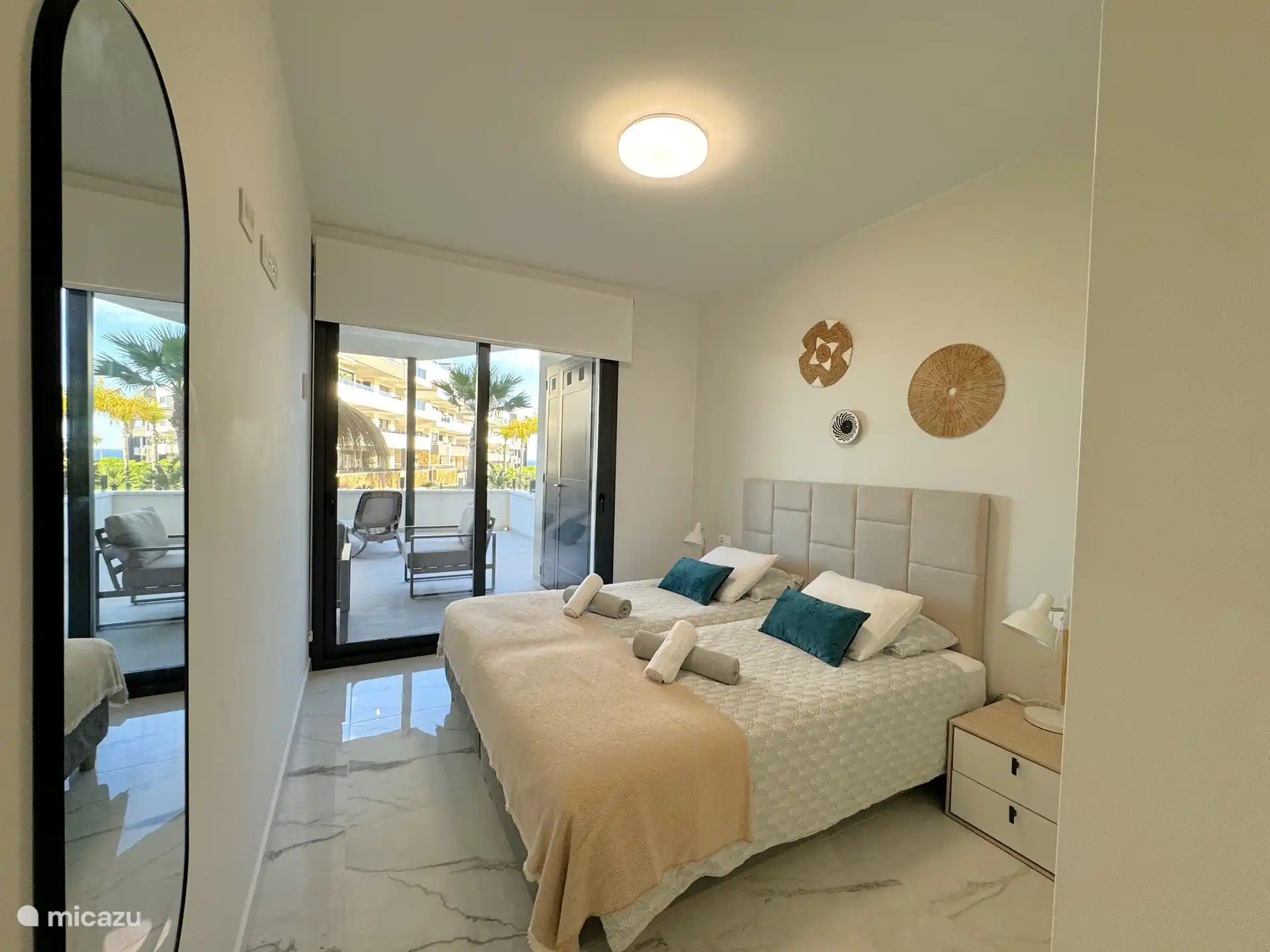 Schlafzimmer mit 2-Personen-Kingsize-Boxspringbett