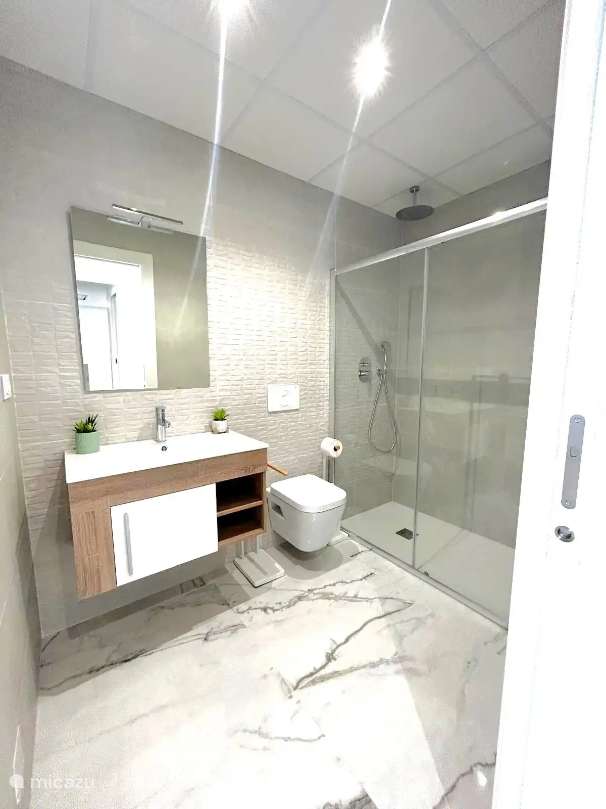 Badezimmer mit Regendusche