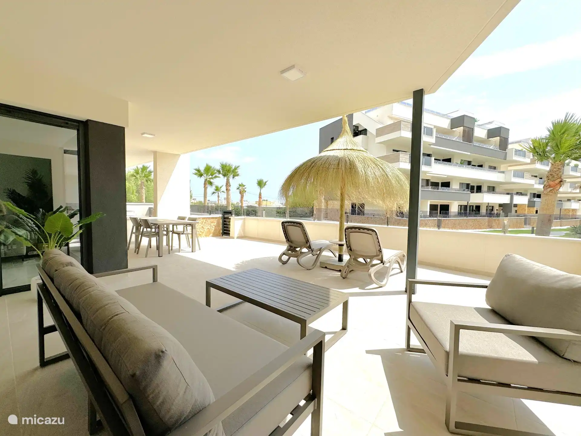 Große Terrasse mit luxuriösen und komfortablen Möbeln