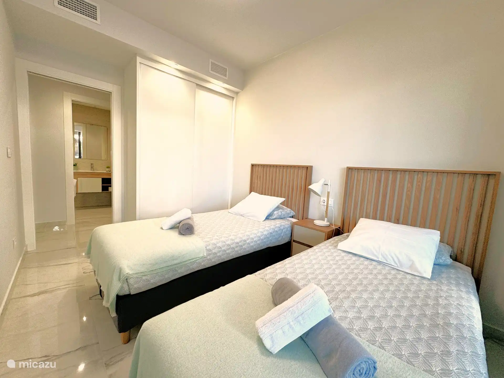 Schlafzimmer mit Einbauschränken