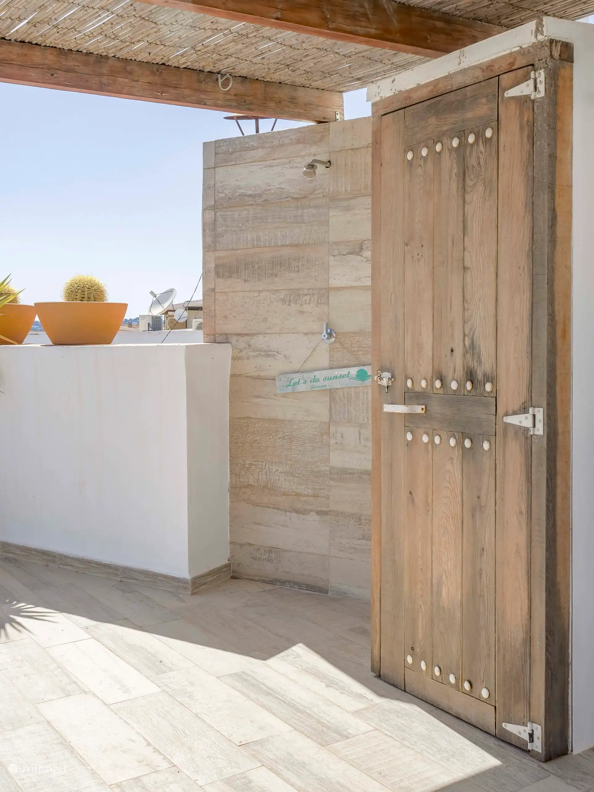 Die Dachterrasse mit Meerblick ist mit einem extra Kühlschrank ausgestattet.