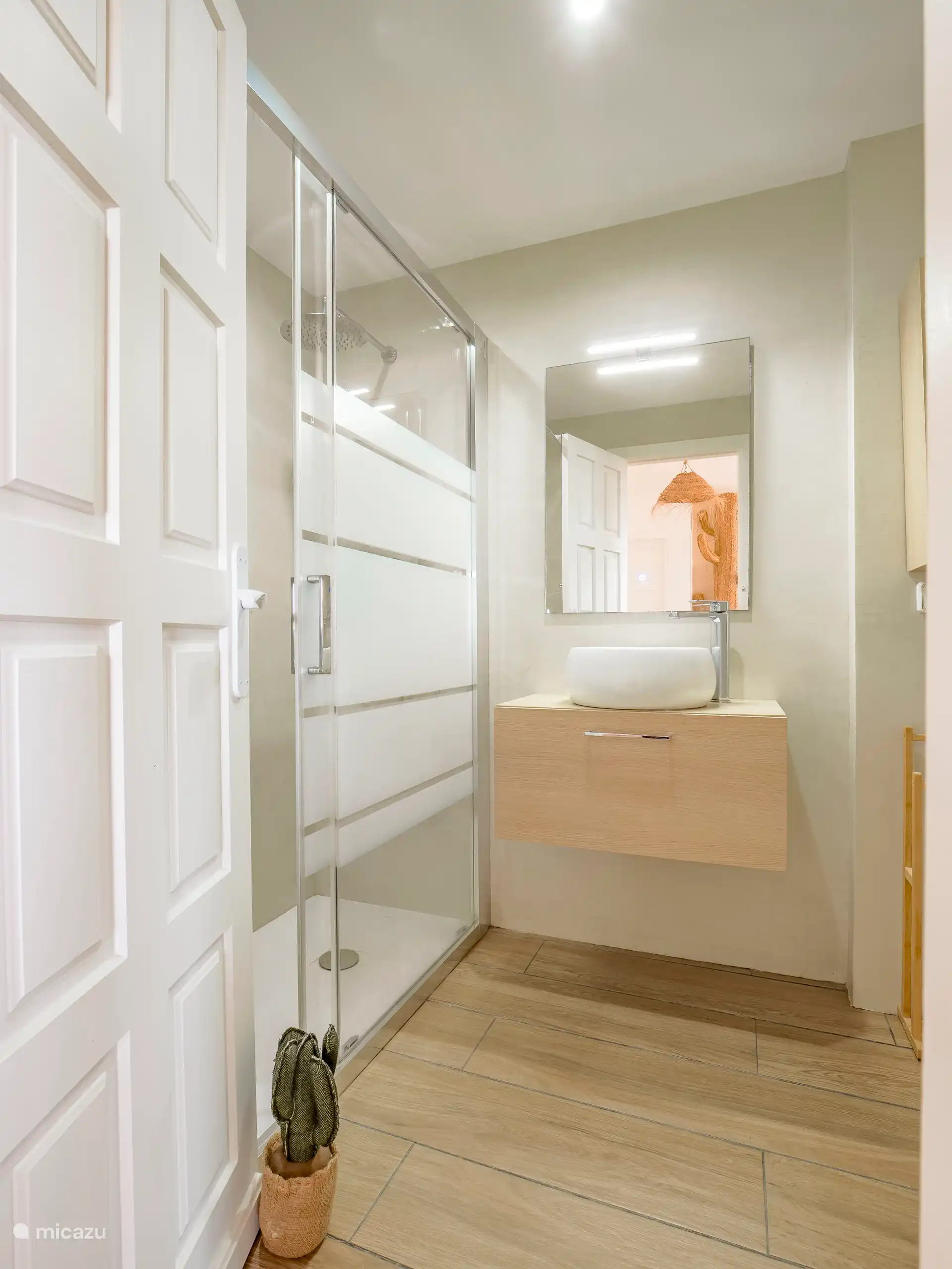 Badezimmer mit Dusche und Waschbecken Casa San Rafael