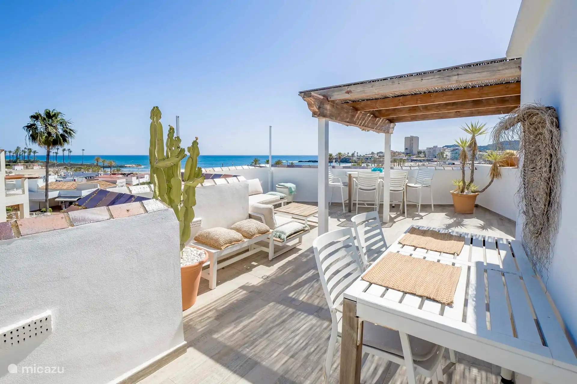 Lounde Sitzgelegenheiten und verschiedene Sitzgelegenheiten auf der Dachterrasse der Casa San Rafael Javea. Mit direktem Blick auf Playa Arenal
