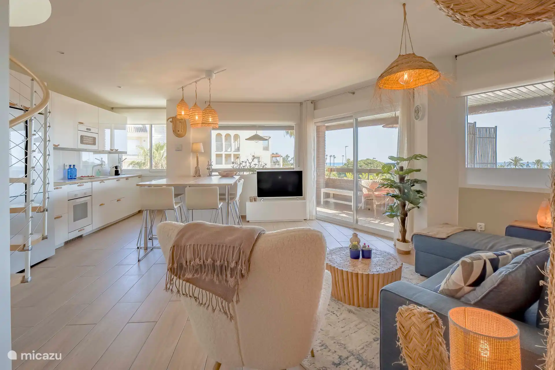 Geräumiges Wohnzimmer mit überdachter Terrasse und moderner Küche