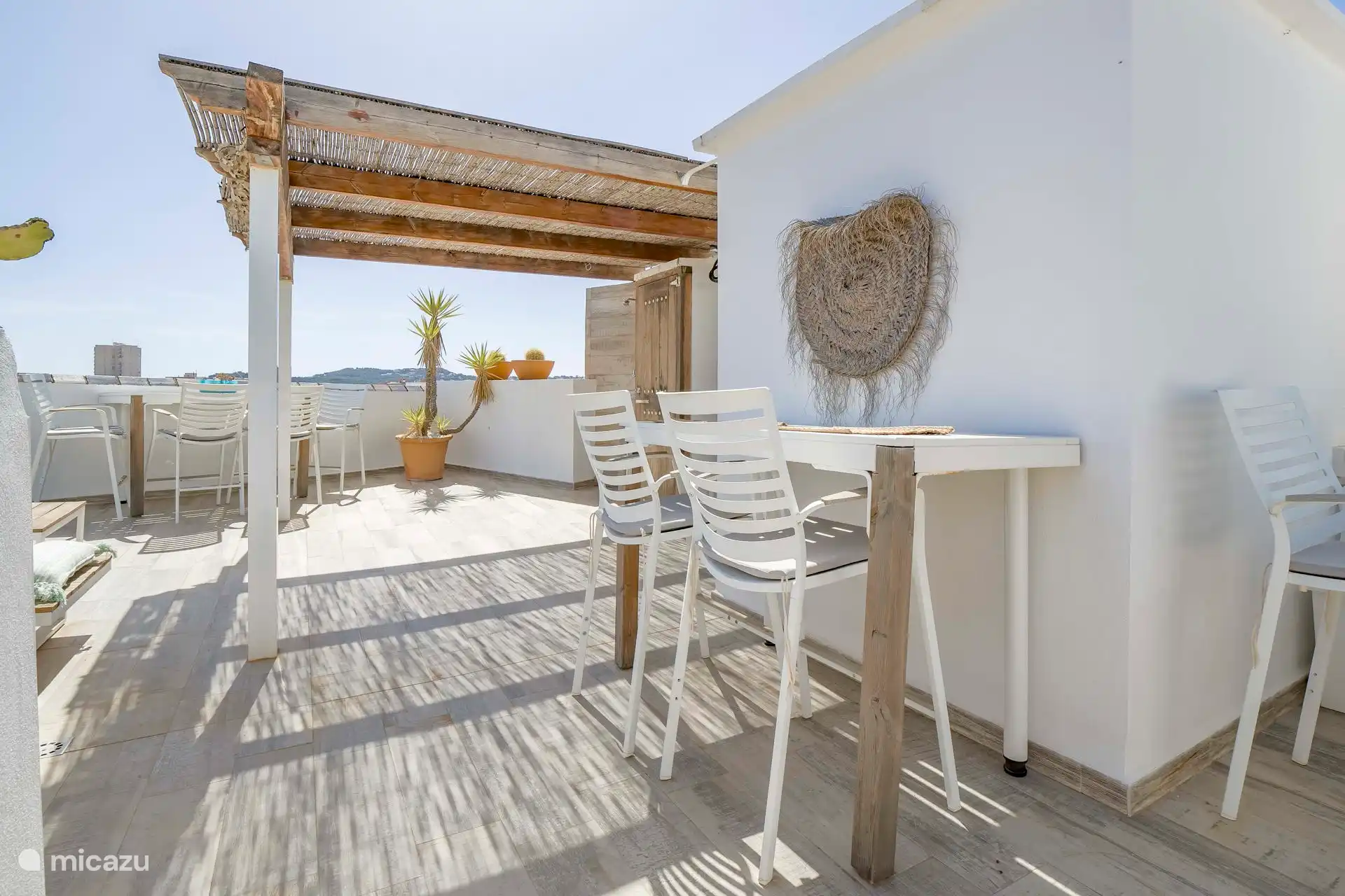 Genießen Sie das Meer und den Boulevard auf Ihrer eigenen Terrasse. 