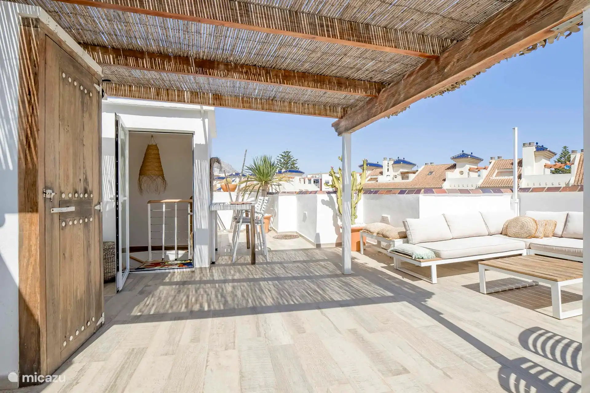 Großzügige Dachterrasse mit Lounge-Set