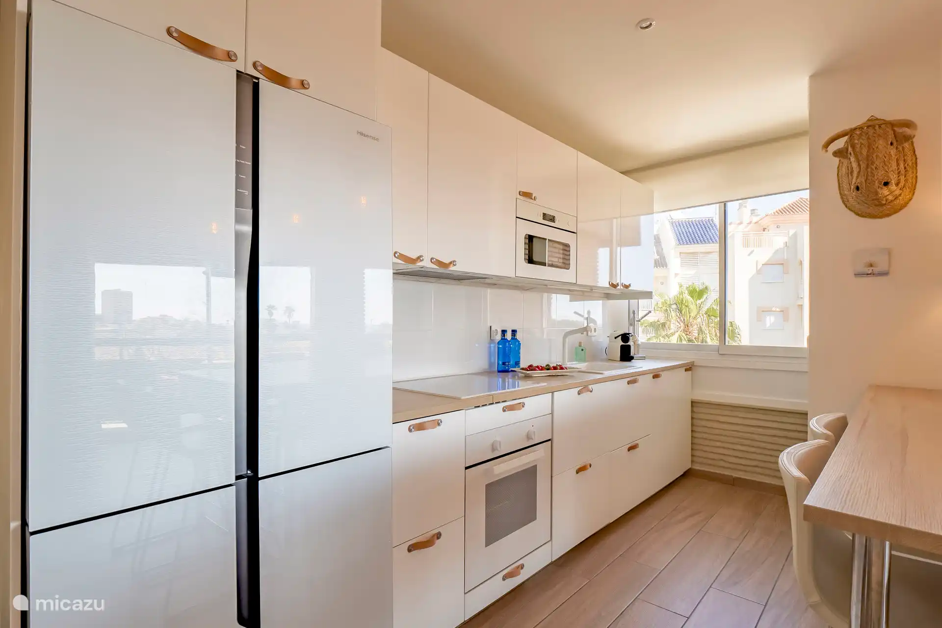 Moderne und voll ausgestattete Küche mit Esstisch 