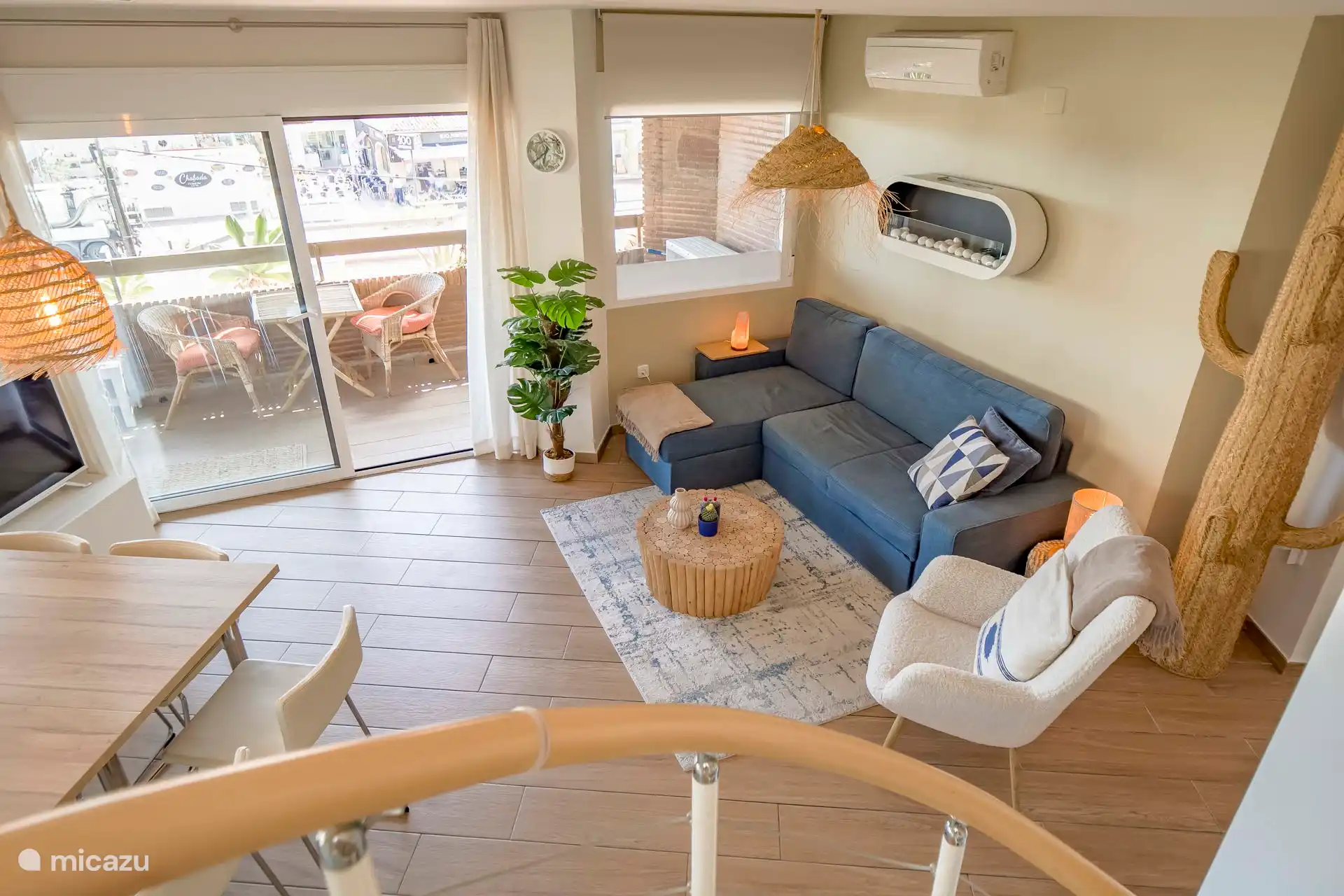 Sofa für eine fünfte Person