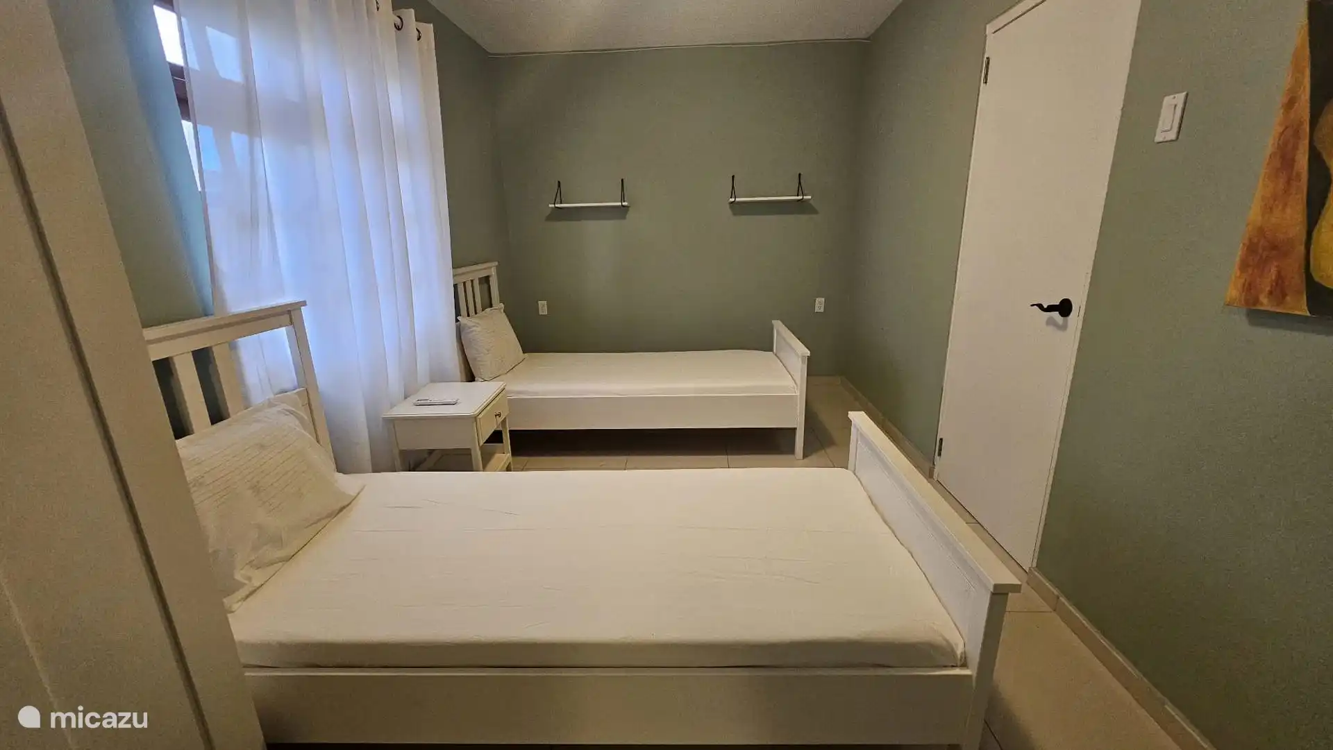 Slaapkamer met twee enkelbedden. 