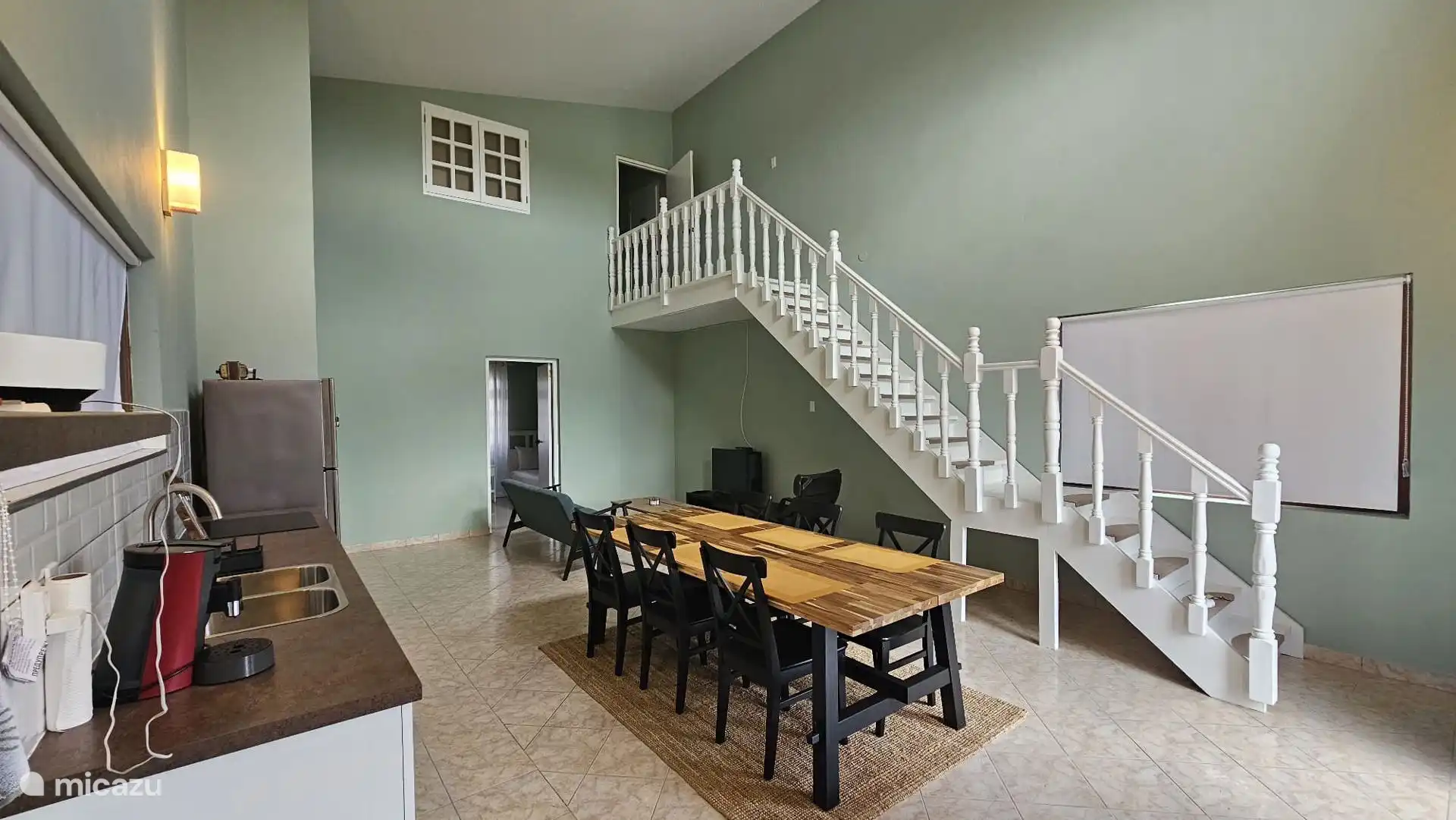 Trap naar hoofdslaapkamer met eigen TV, bureau en badkamer. 